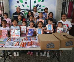 La campaña solidaria llevó material educativo a niñas en condición de vulnerabilidad, apoyando su formación académica.