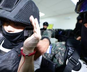 Rodeada por elementos de seguridad, utilizando casco de protección, chaleco antibalas y con el rostro cubierto por un pasamontañas, la exfiscal Francia Sofía Medina llegó la mañana de este lunes 25 de mayo a los tribunales de San Pedro Sula para escuchar la lectura de fallo en el caso que la vincula con el millonario saqueo al Banco Central de Honduras (BCH).
