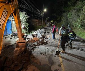 Cuadrillas de la AMDC realizan trabajos de limpieza y bacheo en diferentes puntos de la capital como parte del plan de mantenimiento urbano impulsado por la comuna capitalina.