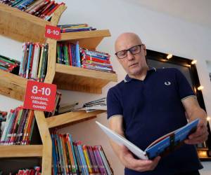 Un libro una rosa. Este año, quien compre un libro en el Redondel se irá a casa con una planta. Lo dijo Tolstói antes. El CCET lo hace realidad en Tegucigalpa.