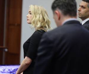Amber Heard tenía un semblante muy serio mientras escuchaba el veredicto del jurado.