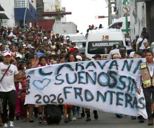Unos 800 migrantes partieron el jueves en una nueva caravana desde la ciudad de Tapachula, frontera sur de México, pero esta vez con la capital del país como destino, ante las crecientes dificultades para continuar hacia Estados Unidos y la falta de empleo y condiciones para subsistir en esta región. Así ocurre la crisis migrante interna en México.