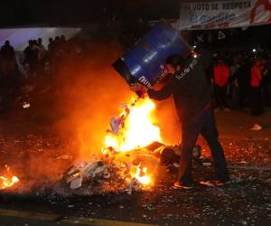 El calor generado por la quema de llantas ponía en riesgo a la población que se manifestaba, afirmó la Policía Nacional.