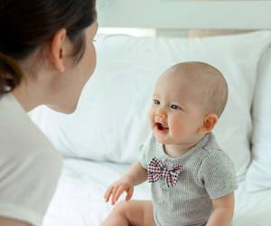 La interacción entre padres e hijos es una de las mejores maneras de contribuir al desarrollo del lenguaje en los niños pequeños.