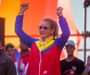La curul de la diputada Cilia Flores, esposa del presidente Nicolás Maduro y quien fue capturada junto a él durante un ataque de tropas estadounidenses, será ocupado por un clavel rojo hasta que la primera combatiente, como es conocida, esté de vuelta en Venezuela, anunció este martes el Parlamento, de mayoría chavista.