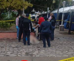 A la escena del crimen se hizo presente la familia del fallecido. La DPI realiza las indagaciones del caso.