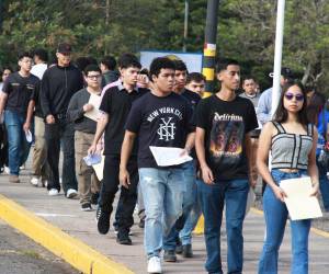 Miles de aspirantes a ingresar a la Universidad Nacional Autónoma de Honduras (UNAH) llegaron a Ciudad Universitaria para realizar la Prueba Hondureña Universitaria de Medición Académica (PHUMA).