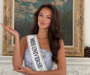 Sophia Maria Osako, de 22 años, renunció a su título de Miss Universe República Checa y no viajará a Puerto Rico para la final de Miss Universe 2026, prevista para el 24 de noviembre en el Coliseo José Miguel Agrelot, en San Juan.