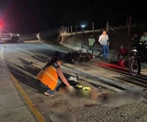 Las tres jovencitos quedaron tirados en el pavimento, a un lado de sus motocicletas, destruidas por el fuerte impacto.