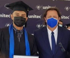Edwin Andino se graduó en 2021 como periodista. En esta imagen junto a su profesor Aldo Romero.