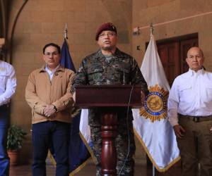 El ministro de la Defensa, Henry Saenz hablando junto al viceministro de gobernación, Víctor Cruz; el ministro del Interior, Marco Antonio Villeda; y el viceministro de Gobernación, Estuardo Solorzano, durante una rueda de prensa.