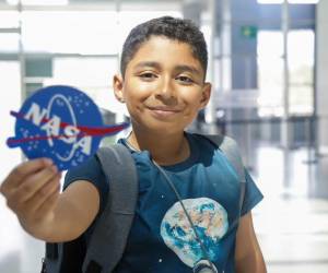 Con tan solo 10 años de edad, André Enoc Mejía Romero abordó un vuelo junto a su madre con destino al Centro Espacial Kennedy de la Administración Nacional de Aeronáutica y el Espacio (NASA), en Cabo Cañaveral, Florida, durante este sábado 30 de mayo. ¿Cómo representará al país? A continuación los detalles.