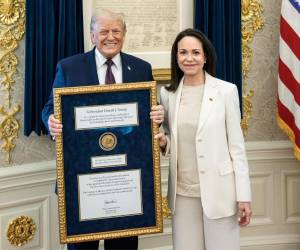 Momento en que María Corina Machado le entra su medalla del Premio Nobel de la Paz al presidente Donald Trump.