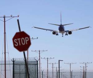 Estados Unidos anuncia el fin de las restricciones aéreas y operaciones normales a partir del lunes.