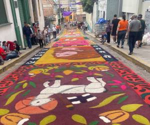 Con más de mil quintales de aserrín y 14 colores preparados, la capital se alista para recibir a miles de visitantes en la tradicional exhibición de alfombras de Semana Santa.