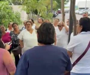Las y los enfermeros auxiliares llegaron este lunes a los juzgados de lo Civil para denunciar a la asociación por no devolverle sus aportaciones.