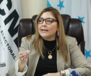 La consejera presidenta del CNE, Ana Paola Hall, se solidarizó con Cossette López.