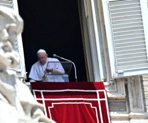 El papa Francisco durante la oración semanal del Ángelus en el Vaticano.