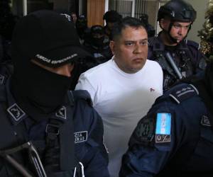 El líder de la MS-13, Álvaro Osiris Acosta Bustillo, alias Snoopy al salir de la audiencia de información en la Corte Suprema de Justicia (CSJ).
