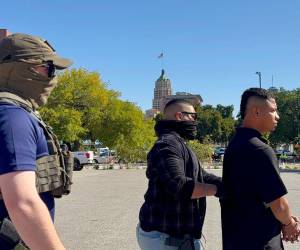 Las nuevas 'green cards' caen a la mitad y permiten más detenciones migratorias.