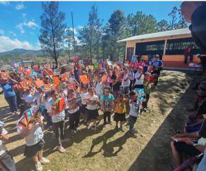 Maratón del Saber llegó a Turturupe llevando cuadernos a lomo de mula, beneficiando a niños de Ulasala, El Zursul y El Aguacate.