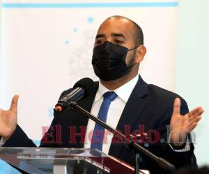 Según el titular de Educación, se otorgarán plazas a los docentes que cumplan con los requisitos, sin importar su afiliación política.