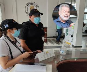 Los Fiscales asignados al caso, en la denuncia contra el alcalde Roberto Contreras de no pagar contratos, llegaron a la alcaldía para realizar investigaciones.