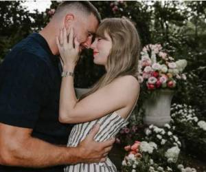 La boda fue<b> </b>la mejor noche de mi vida, dijo Travis Kelce a los periodistas sobre su boda con la cantante Taylor Swift.