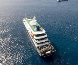 La empresa que opera el barco informó de que los otros dos enfermos son dos miembros de la tripulación que requieren atención médica urgente y a los que las autoridades caboverdianas no están permitiendo desembarcar.