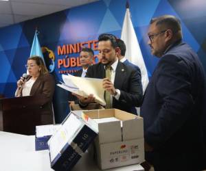 La directora general del Ministerio Público, Alicia Marcela Puerto, salió al frente este martes 26 de mayo, para garantizar una investigación sin sesgo político, luego de que autoridades del Congreso Nacional le entregaran los expedientes y documentos relacionados con los recientes juicios políticos en contra de Johel Zelaya y otros exfuncionarios. A continuación los detalles.