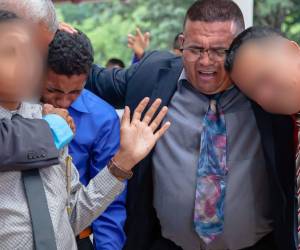 Entre lágrimas y sosteniendo la voz en medio del dolor, un pastor hondureño ha compartido el recuerdo más íntimo de su hijo, Yorbic Vallecillo, uno de los policías fallecidos en el accidente registrado reste miércoles 17 de junio en la cuesta de El Rodeo, Comayagua. Más allá del uniforme, lo describe como un joven noble, cercano a su familia y profundamente comprometido con su hogar y su fe.