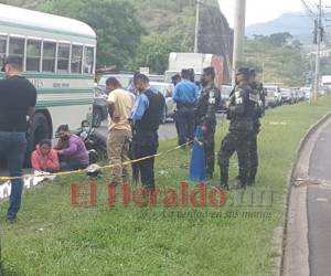 El cadáver del hombre quedó tirado en el pavimento y la sangre salía de su cuerpo recorriendo varios metros del anillo periférico.