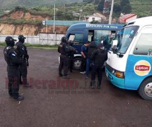 La Fuerza Nacional Antimaras y Pandillas (FNAMP) realizó un operativo en las unidades paralizadas.