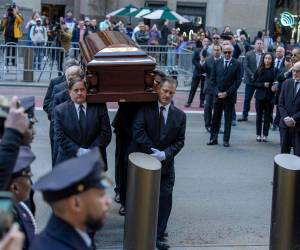 Una misa pública con fanáticos, amigos, y familiares se celebró una misa pública este lunes en la Catedral de San Patricio en la ciudad de Nueva York.