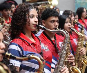 Disciplina y talento destacan en las palillonas, pomponeras y banda del Liceo San Juan.