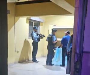 Elementos de la Policía Nacional de Honduras llegaron hasta el centro hospitalario donde trasladaron el cadáver del joven.