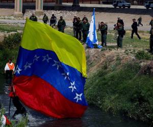 Los migrantes venezolanos fueron contenidos por la policía fronteriza, quienes les dispararon con balas de goma.