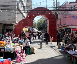 Los capitalinos se preparan este miércoles 31 de diciembre para despedir el 2025 y darle paso al Año Nuevo 2026. Este es el ambiente que se vive en Tegucigalpa.