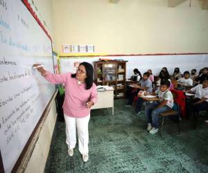 Las plazas corresponden a nombramientos interinos para atender las necesidades educativas del Sistema de Educación Media a Distancia, modalidad que opera durante los fines de semana.