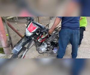 La familia del fallecido llegó al lugar y se llevó el cadáver y la motocicleta.