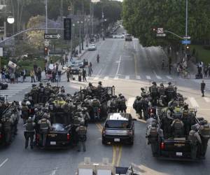 Los activistas y los abogados en Los Ángeles han denunciado que el Servicio de Control de Inmigración y Aduanas ha negado en repetidas ocasiones el acceso a los detenidos.
