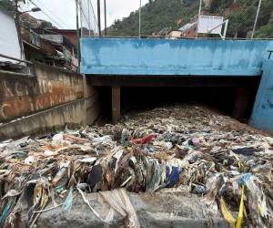 Al menos seis personas desaparecidas y decenas de viviendas afectadas causaron las fuertes lluvias del sábado en Caracas y dos estados de Venezuela, donde también hubo desbordamiento de quebradas e inundaciones, informaron este domingo varias autoridades.