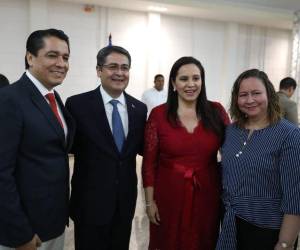 Pastor Roy Santos junto al expresidente Juan Orlando Hernández.