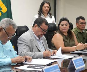 El ministro de la Secretaría de Agricultura y Ganadería (SAG) Moises Molina y representantes de las mancomunidades firmaron el convenio de cooperación.