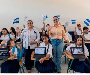Las ministras de Educación Arely Argueta y de Sedesol, Fátima Juárez, inauguraron los módulos educativos y entregaron el equipo tecnológico en el centro educativo de Erandique, Lempira.
