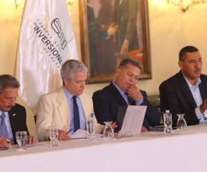 A la izquierda a derecha, el director del Consejo Nacional de Inversiones (CNI), Epaminondas Marinakys, el embajador de la Unión Europea, Gonzalo Fournier, y representantes de los productores.