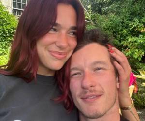 La cantante Dua Lipa, de 30 años, y el actor británico Callum Turner, de 36, contrajeron matrimonio hoy, 31 de mayo, en una ceremonia civil íntima en el Old Marylebone Town Hall de Londres.
