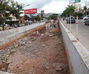 Según miembros de la AMDC, la obra de alivio vial apenas registra un avance del 57%. Se prevee que será inaugurada en febrero de 2026.