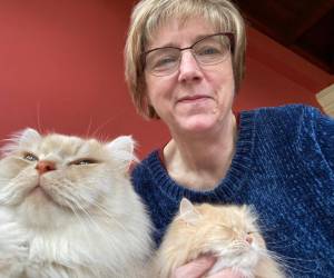 La embajadora compartió una fotografía junto a sus dos gatos -Lewis y Clark-.