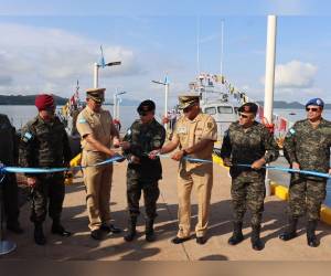 El exjefe del Estado Mayor Conjunto de las Fuerzas Armadas, Roosevelt Leonel Hernández Aguilar, acompañado de la Junta de Comandantes en la inauguración de un muelle en 2024.